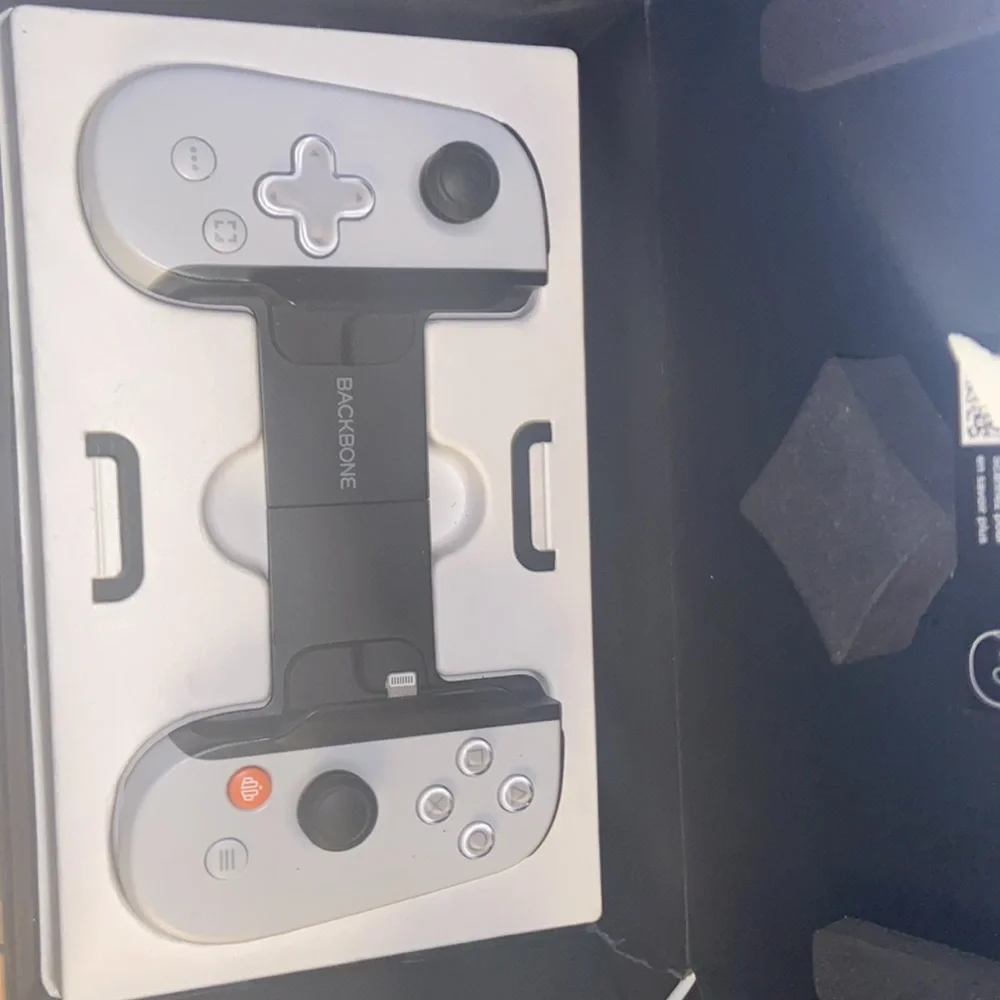 Backbone Gaming Controller - Picture 4 of 4